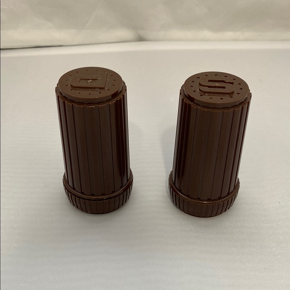 Brown Ribbed Shaker Set - Picture 3 of 6